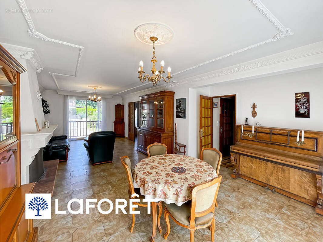 Maison traditionnelle sur sous-sol total de 6 pièces à vendre à Sainte Geneviève des Bois - Réf 13319 - photo 3
