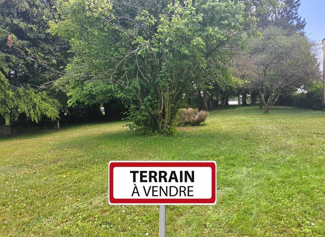 Terrain à MAIGNELAY-MONTIGNY