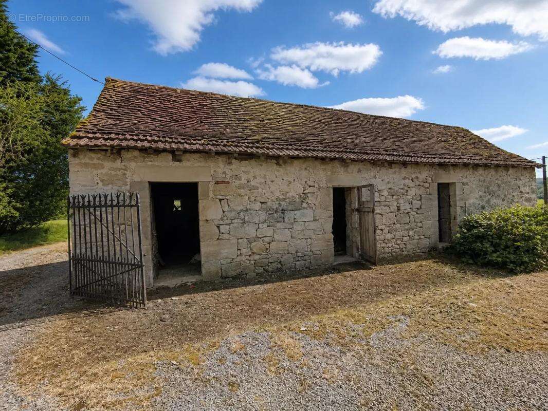 Maison en pierre avec étang et vastes dépendances - photo 22