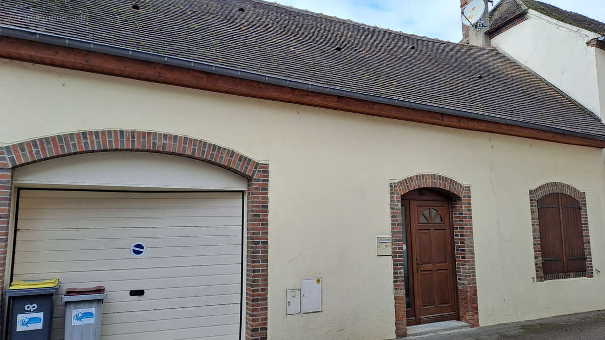 Maison à AILLANT-SUR-THOLON