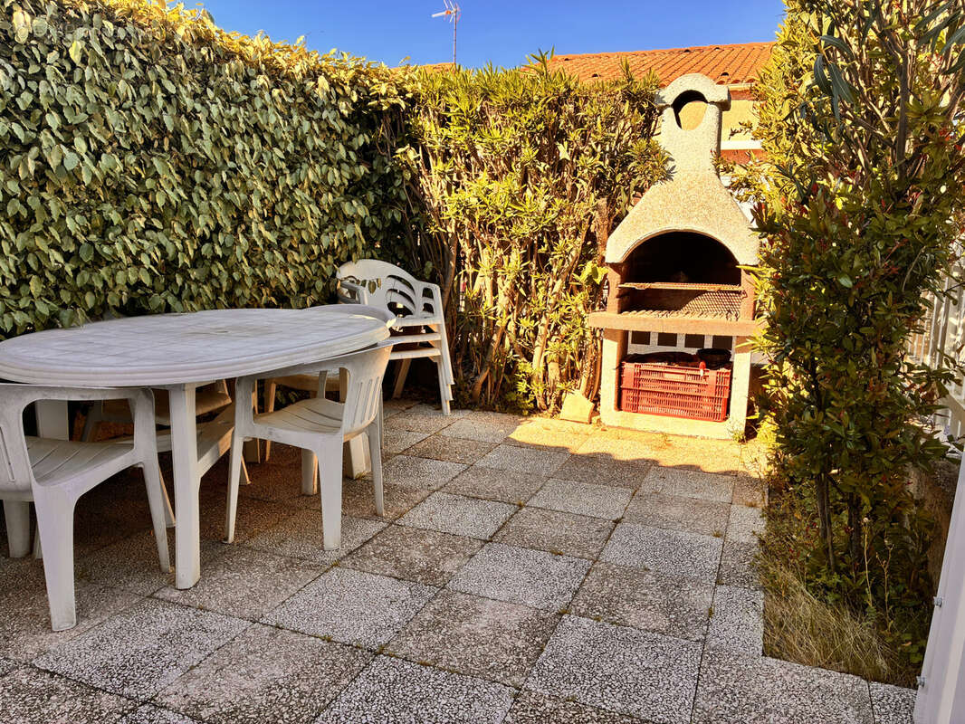 Gruissan rive gauche- maisonnette de type 2 avec jardinet et place de parking - photo 4