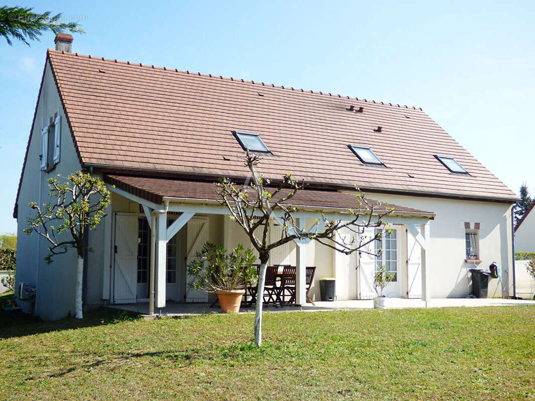 Maison à SAINT-DENIS-DE-L&#039;HOTEL