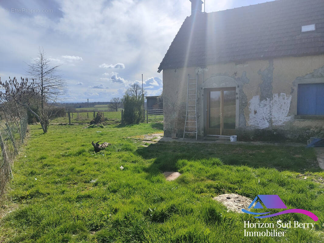 Façade arrière et jardin - Maison à LA BERTHENOUX