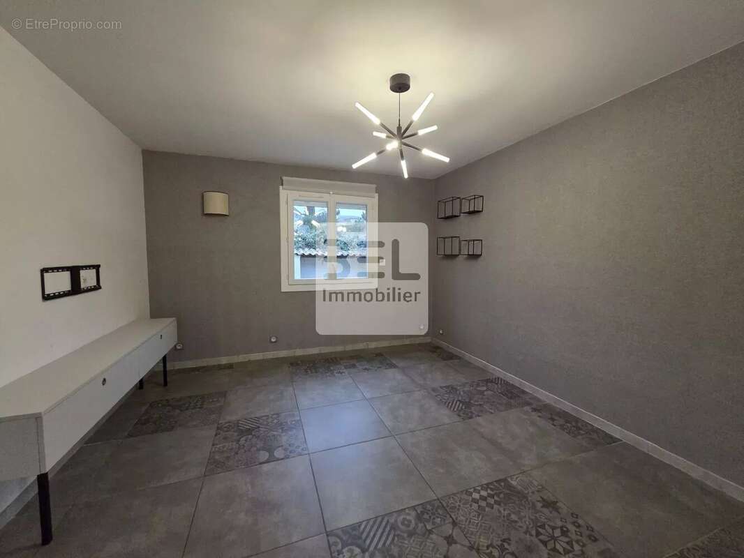 Maison à LA ROQUE-SUR-CEZE