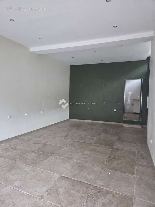 LOCAL COMMERCIAL - Appartement à LAGNY-SUR-MARNE