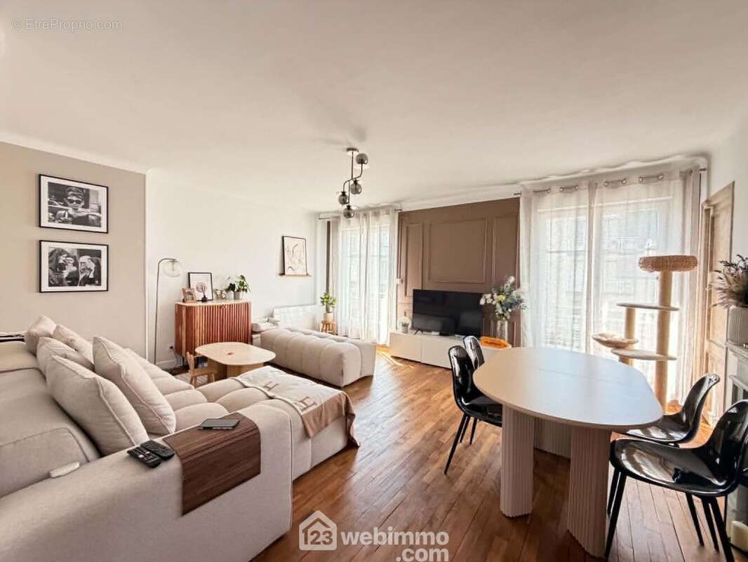 Une pièce de vie lumineuse avec son espace repas et ... - Appartement à LAON
