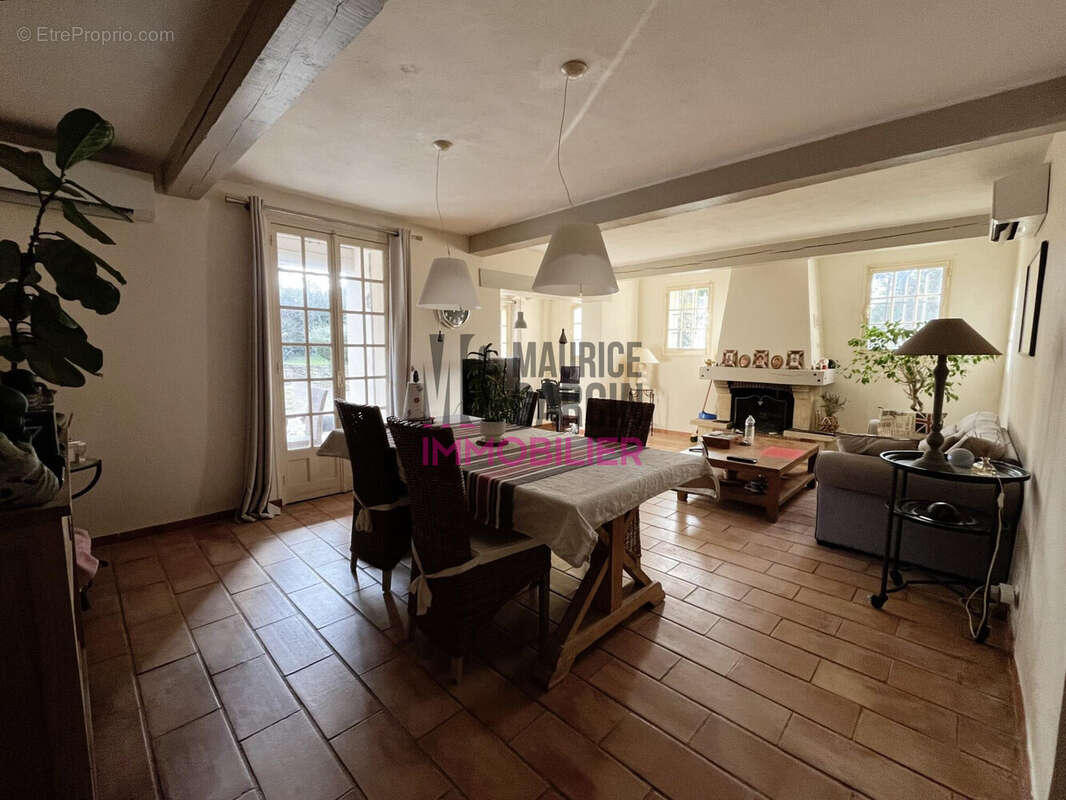Maison à MENERBES