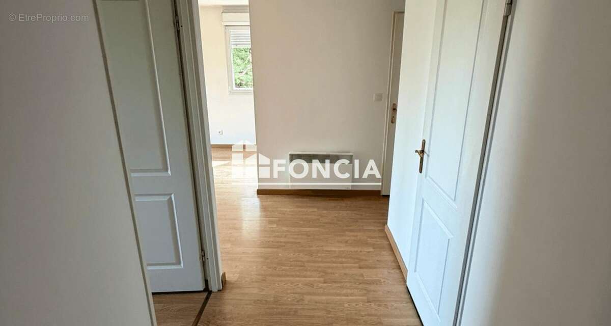 Superbe t2 en dernier etage avec balcon parking vendu libre d occupation - photo 4