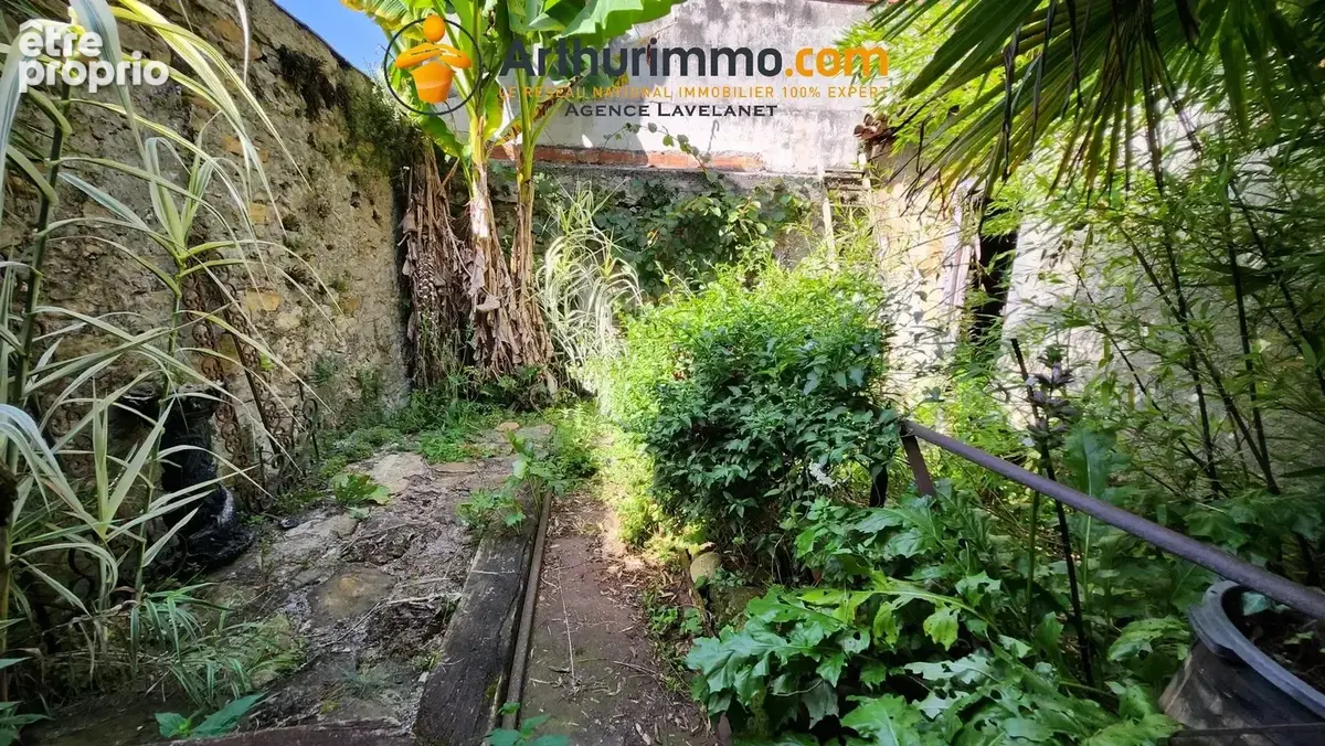 Grande maison de village de caractère à rénover avec jardin clos de murs. - photo 3