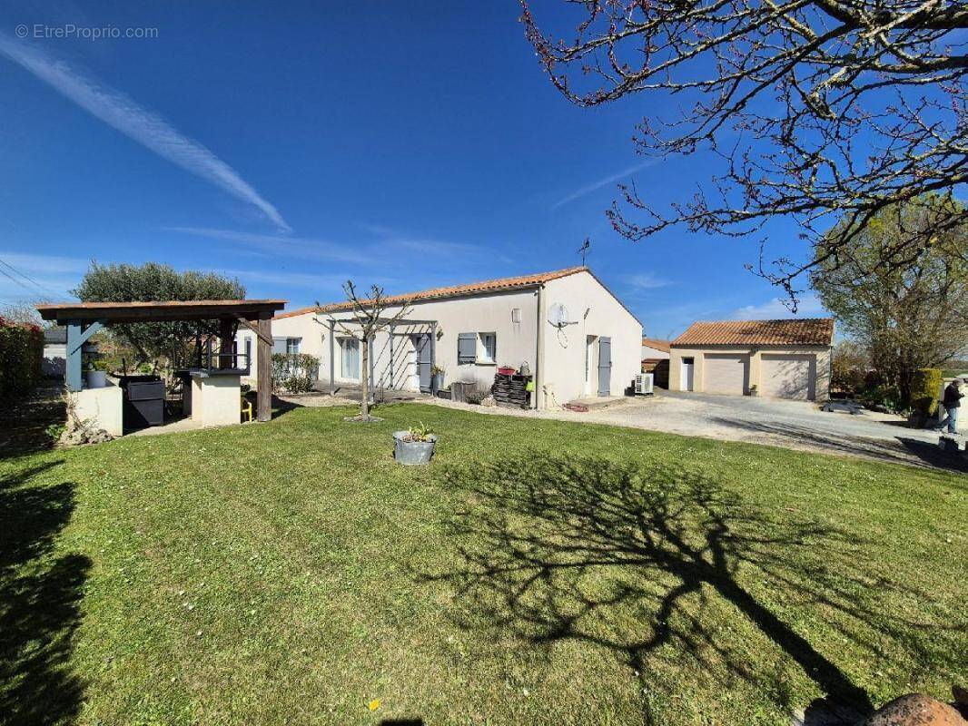 Maison à SAINT-JEAN-D'ANGELY