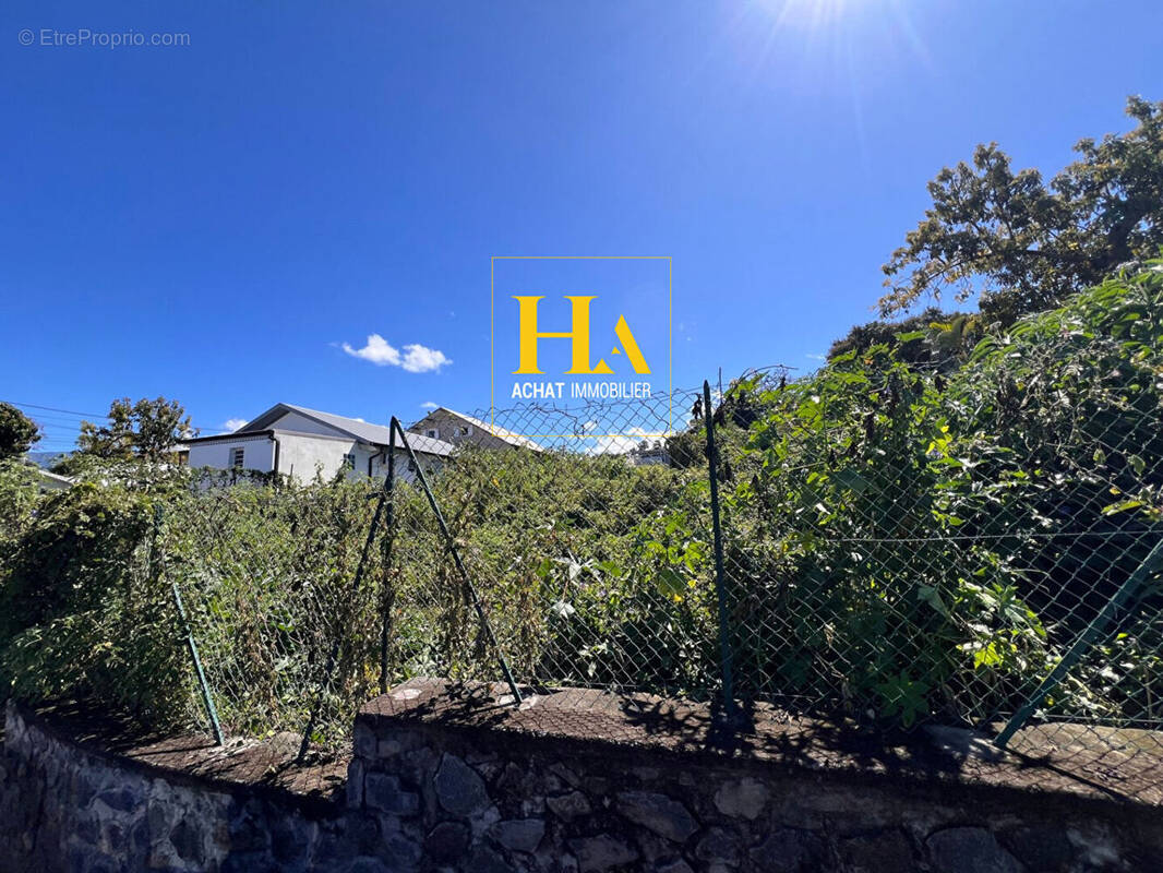 Terrain à LE TAMPON