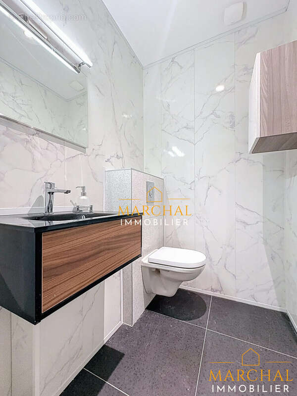 SDB indép avec WC suspendu - Appartement à METZ