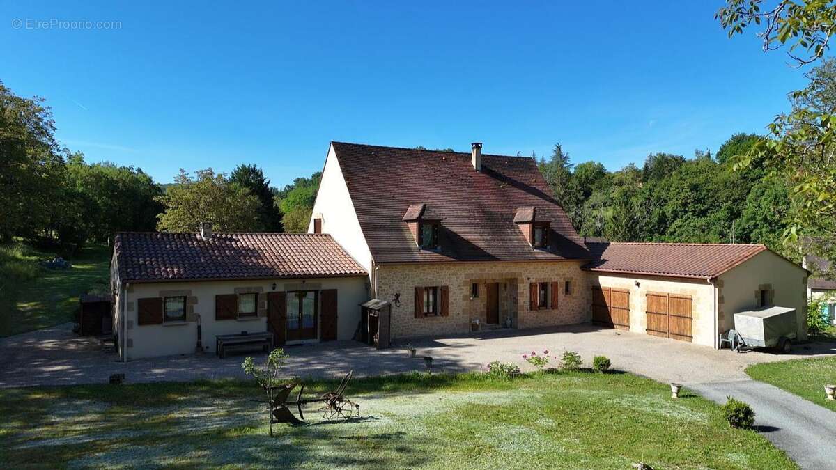 Ensemble contemporain avec maison principale, gîte indépendant, piscine chauffée et vaste terrain - photo 2