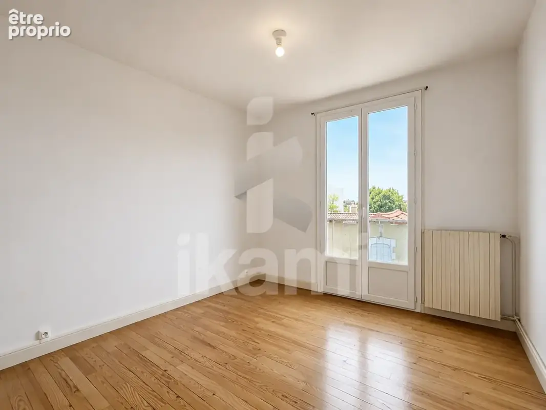 Appartement T3 avec double balcon, place de parking en hyper centre de Romans - photo 4