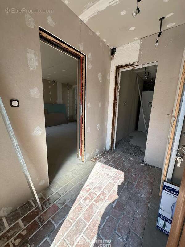 L&#039;entrée distribue ... - Maison à MONTAIGU