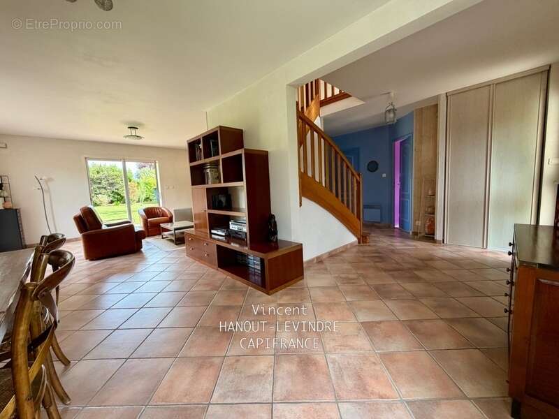 Maison familiale de 146 m² à Tiercé – 5 chambres, jardin sans vis-à-vis, Centre ville et gare à pied - photo 5
