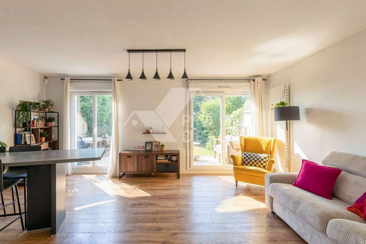 Appartement 77 m² à Bron  - photo 2