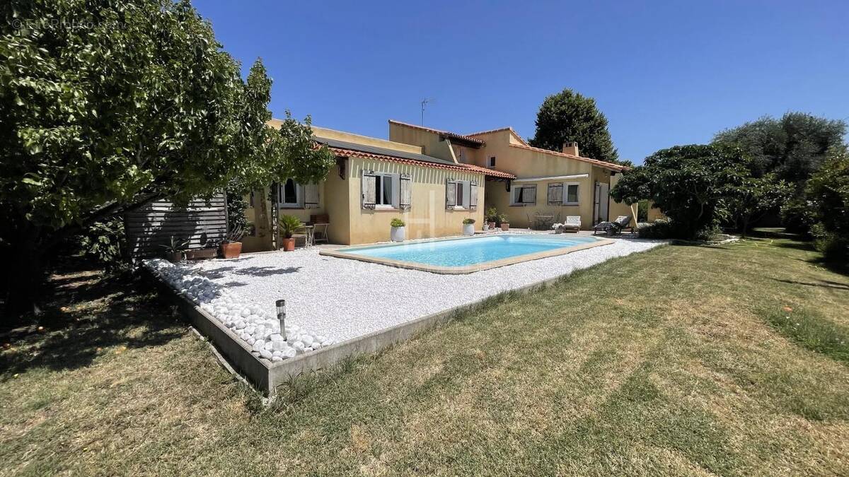 Maison à MOURIES