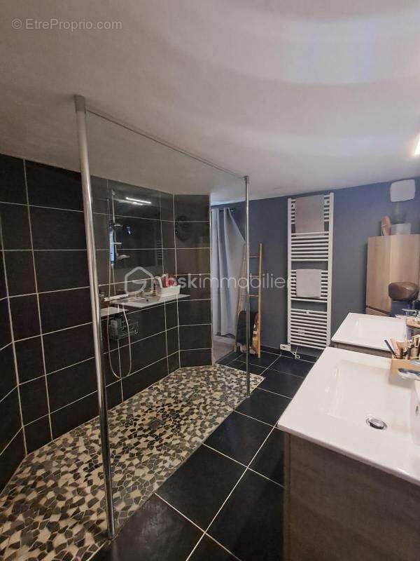 Charmante maison rénovée de 156 m² avec piscine et jardin - photo 9