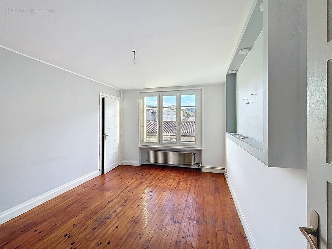 Appartement à LE CHAMBON-FEUGEROLLES