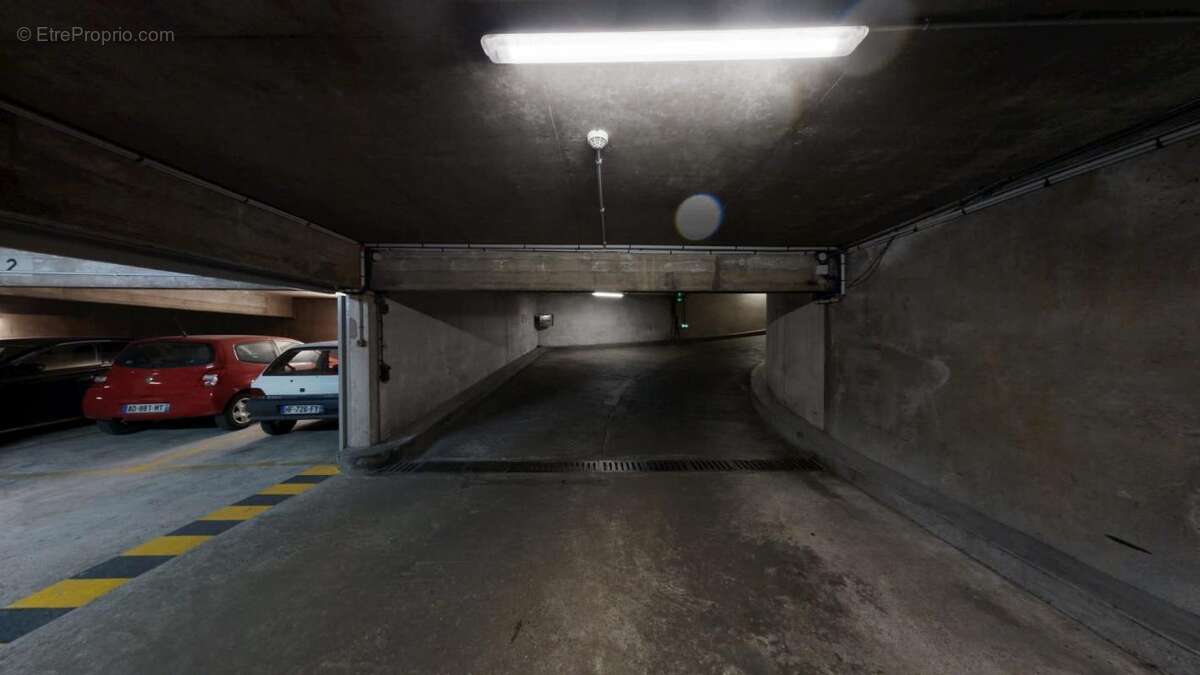 Parking à PARIS-15E