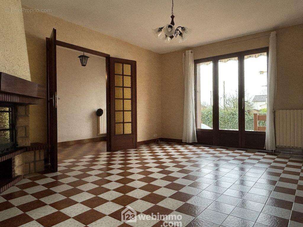 De ce côté, la pièce est orientée Est et décloisonnable sur l'entrée, - Maison à POITIERS