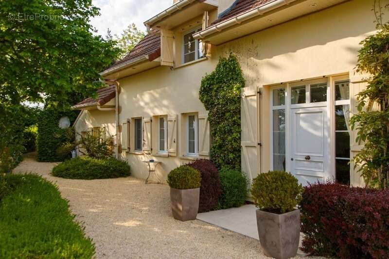 Maison à LUGNY-LES-CHAROLLES