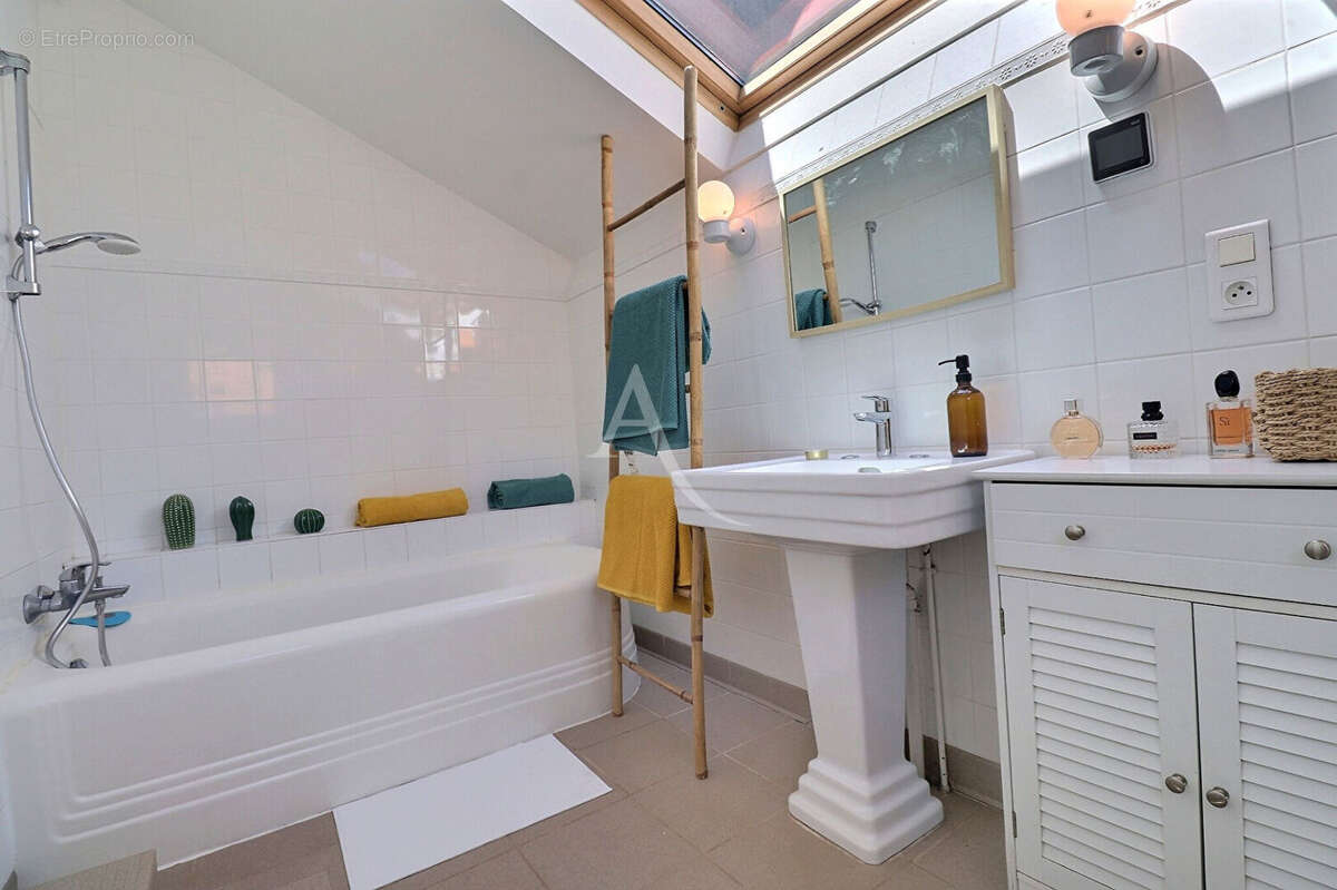 Beaucoup de cachet pour cette belle maison à Maisons Laffitte 4 pièce(s) 80 m2, 3 chambres, jardin, cave, parking ! - photo 14