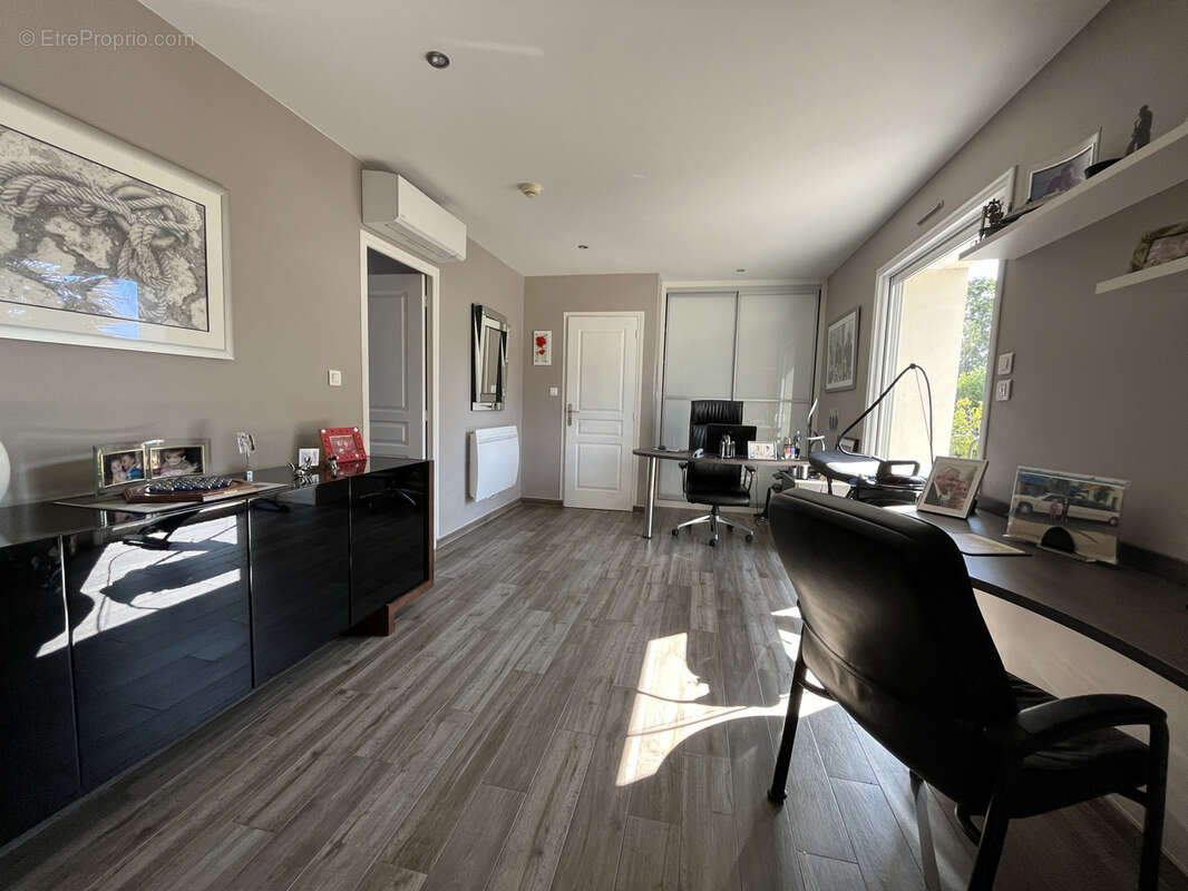 Bourg du CELLIER -  Belle maison plain pied  - 200 m2 - 8 pièces - piscine - photo 5