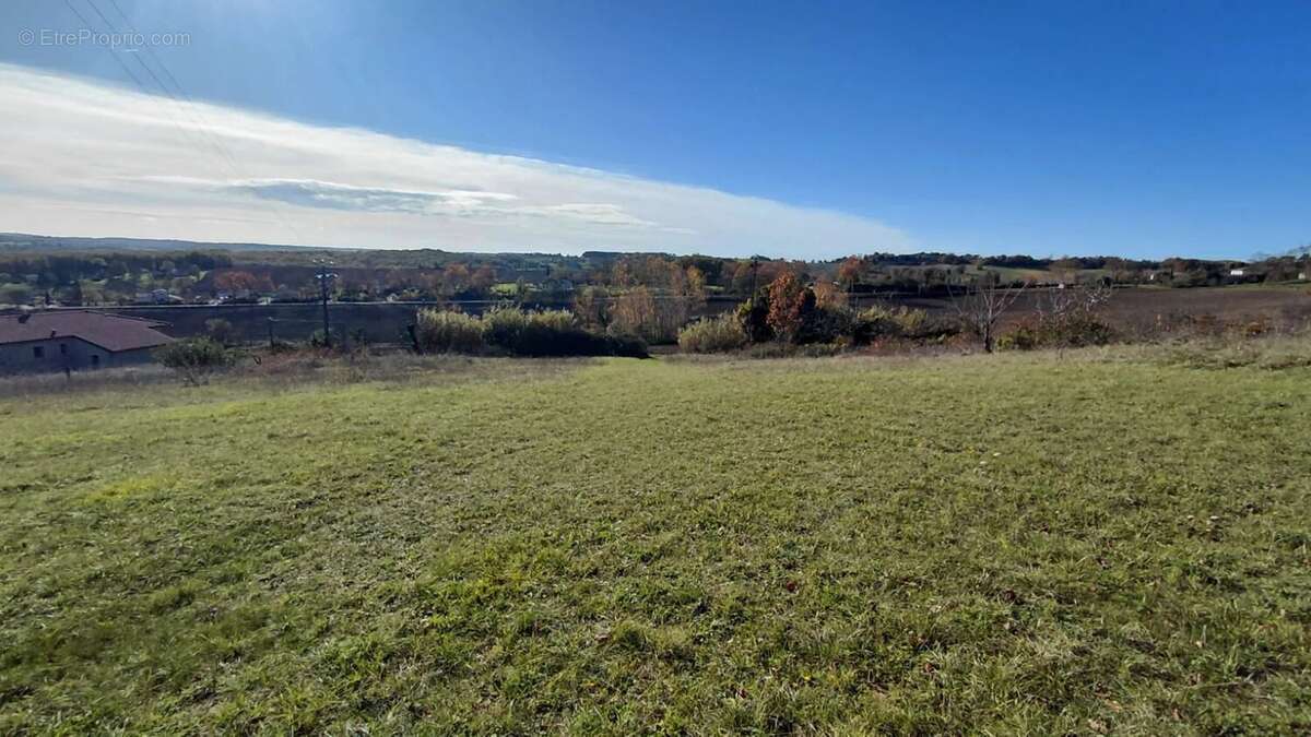 Terrain à MONTPEZAT-DE-QUERCY