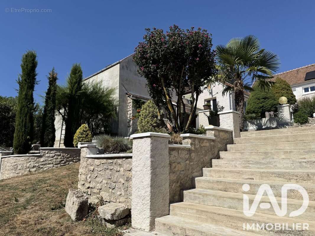 Maison 234 m² à Dordives  - photo 3