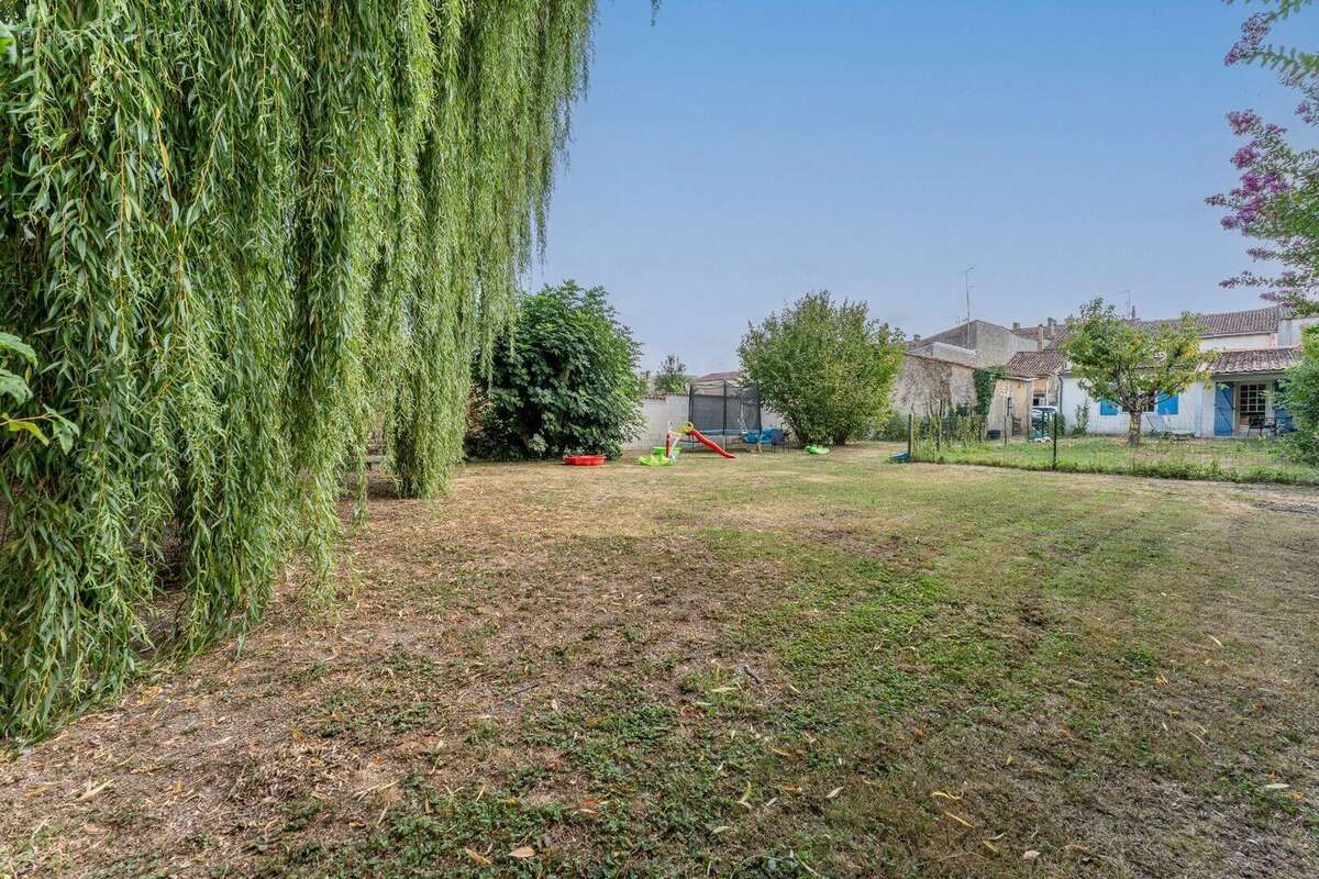 Grande maison de ville avec 6 chambres, dépendance sur deux niveaux et jardin - photo 2