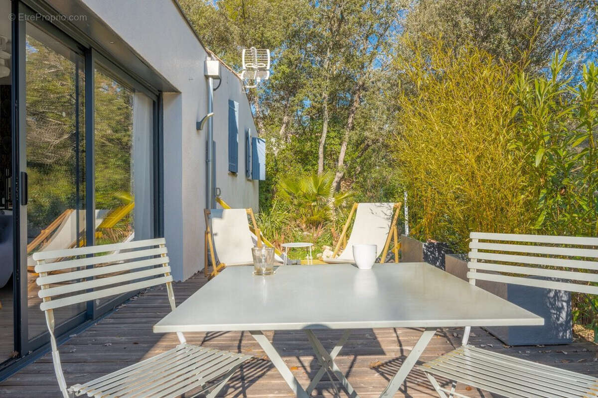 Maison 260 m² à Saint-Marc-Jaumegarde  - photo 7