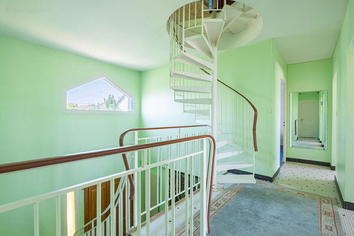 BOUVARDIERE - Maison familiale de 202m² avec jardin et garage - photo 6