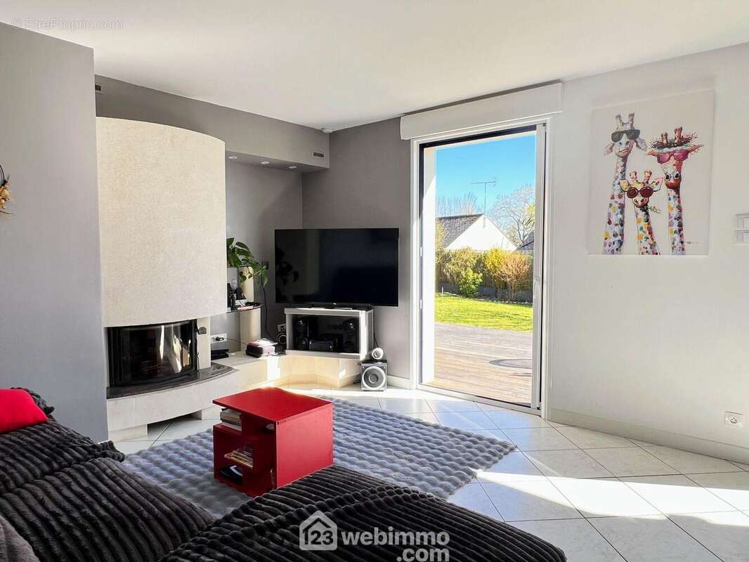 ... regroupant le salon équipé d'un cheminée avec insert... - Maison à MONTREUIL-JUIGNE