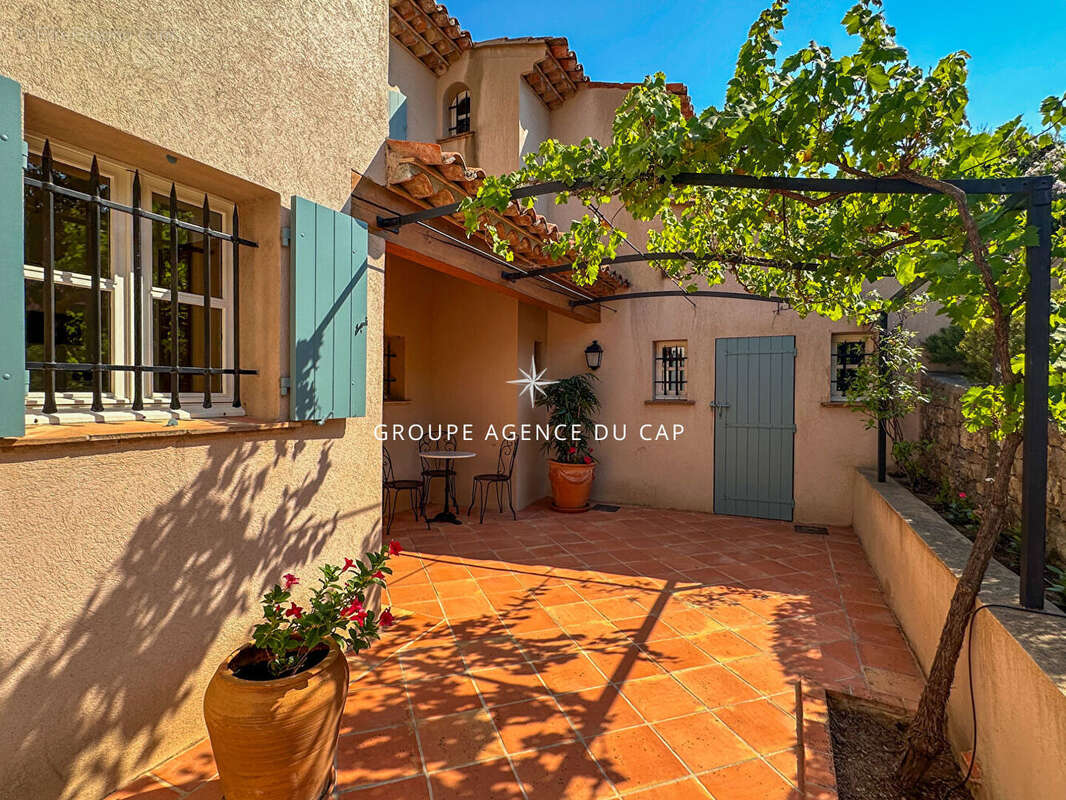 À vendre magnifique villa de type provençal aux issambres 180m2 vue mer sur le golfe de st tropez - photo 14