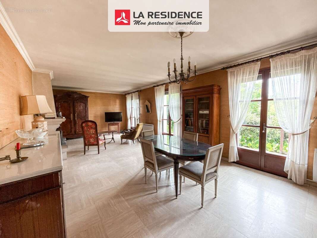 Maison à LE MESNIL-SAINT-DENIS