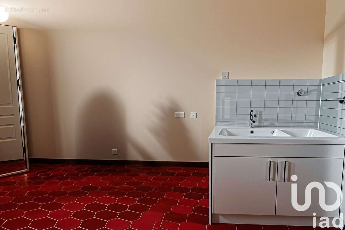 Maison 67 m² à Villeneuve-La-Dondagre  - photo 7