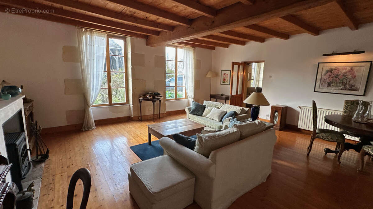 Maison à BLANZAC-LES-MATHA