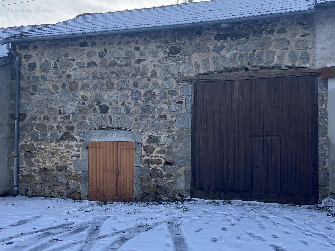 Parking à CHATEL-MONTAGNE