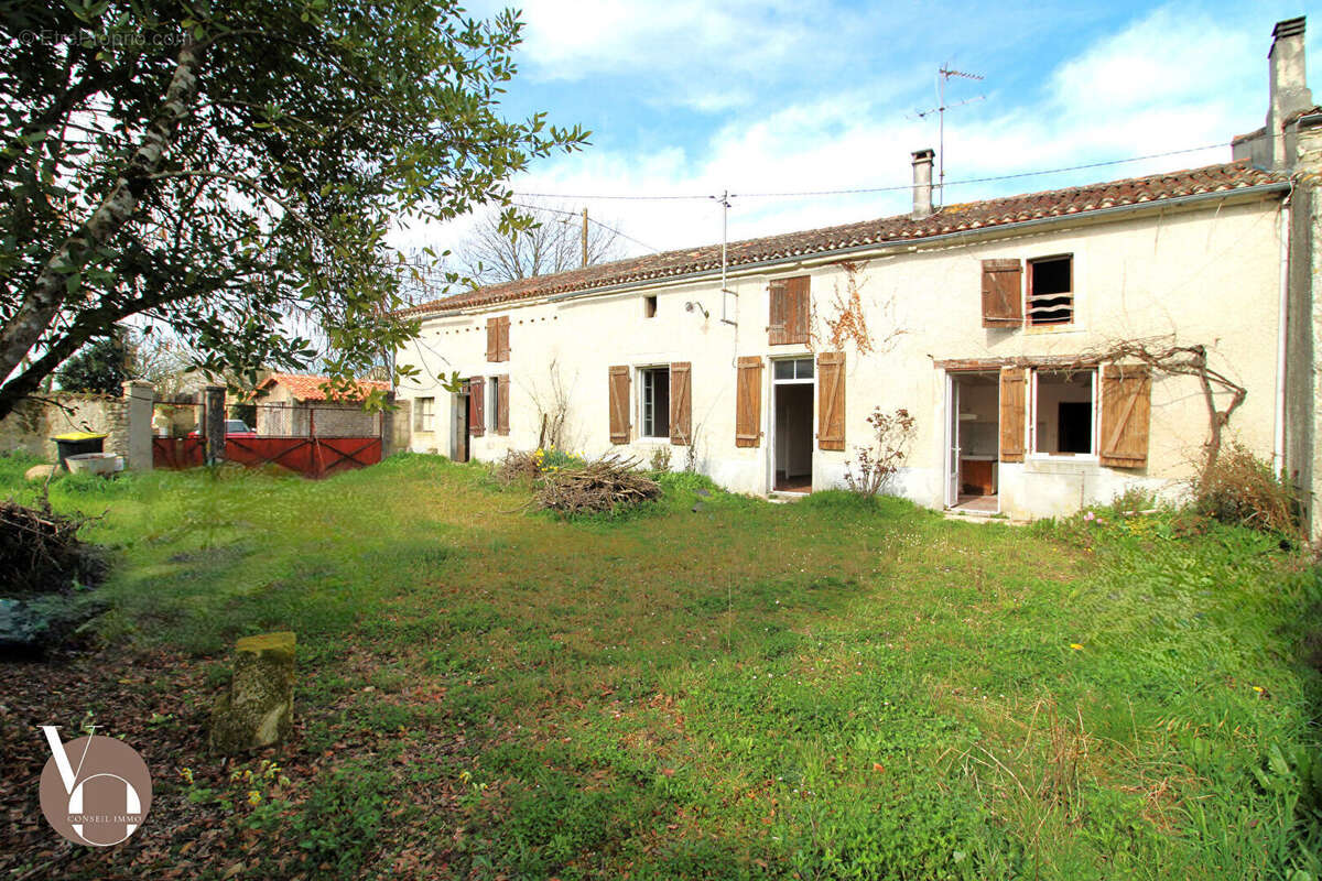 Maison à SAINT-GENIS-D'HIERSAC