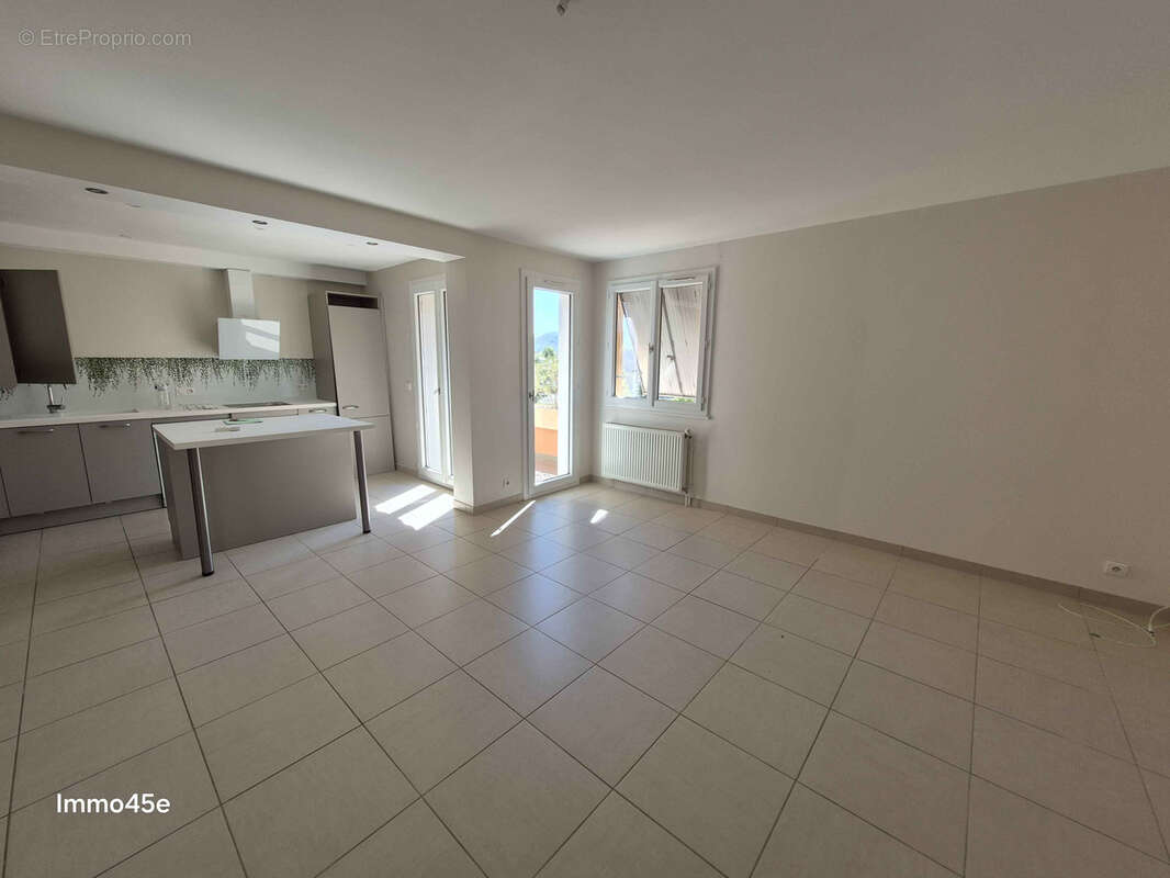 A Vendre T3 rénové + garage Tournon SUD - photo 2