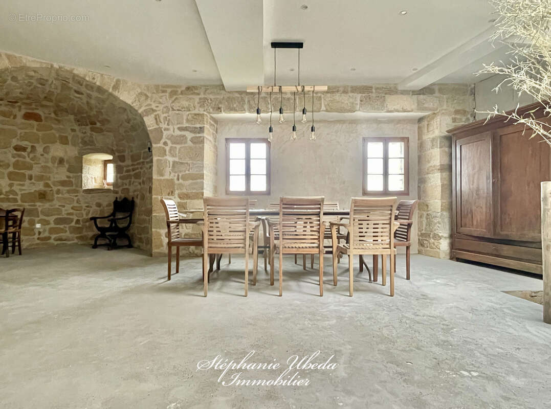 Splendide batisse du 16eme dans les remparts du vieux village - photo 2