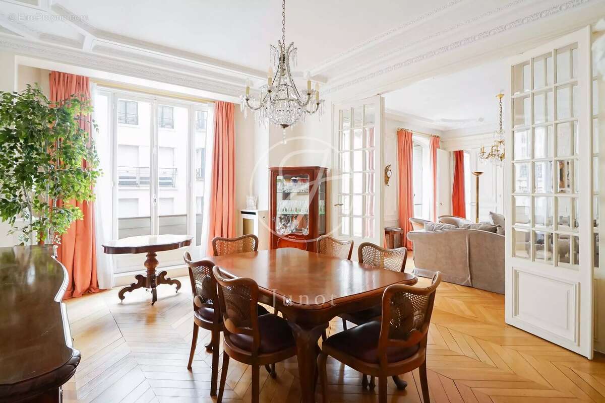 Appartement à PARIS-7E