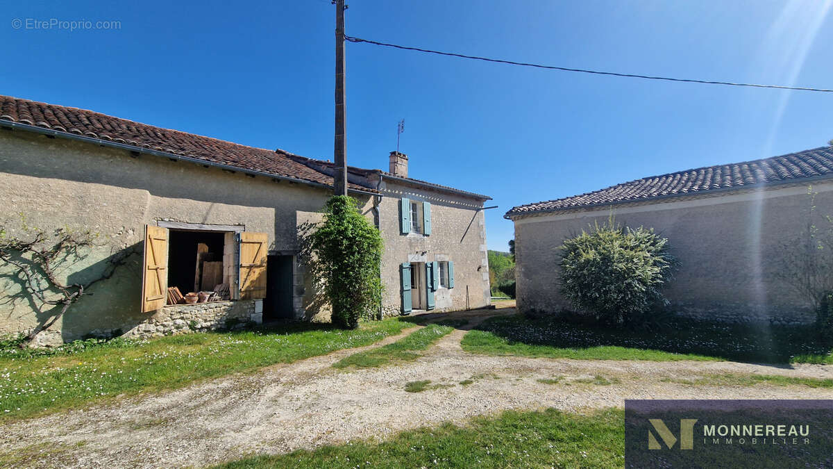 Maison à MONTMOREAU-SAINT-CYBARD