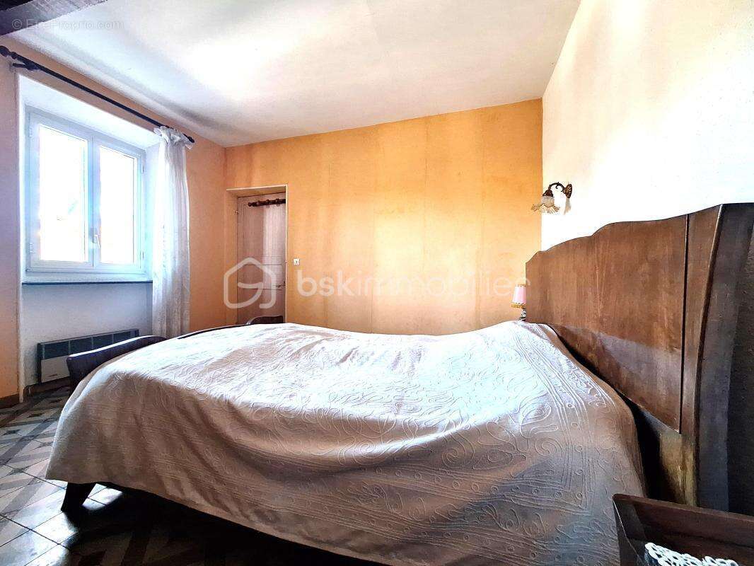 Maison de village - fort potentiel - 88 m2 - 3 chambres - cellier - grenier amenageable - terrasse - photo 16