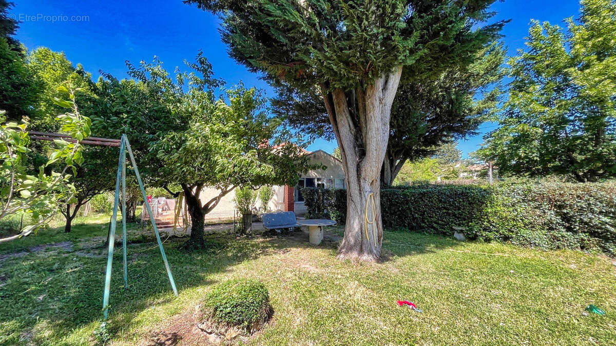 Maison à ENTRAIGUES-SUR-LA-SORGUE