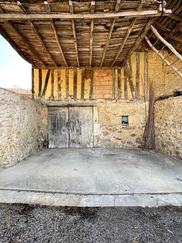 A vendre et rénover : Ancien corps de ferme 9 pièces, 6 chambres, au coeur d'un village proche de MAUVEZIN (32) - photo 7
