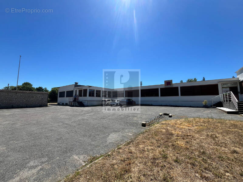 Local commercial 3000 m² · à Thomery · 3 000 m² · 1 260 000 €