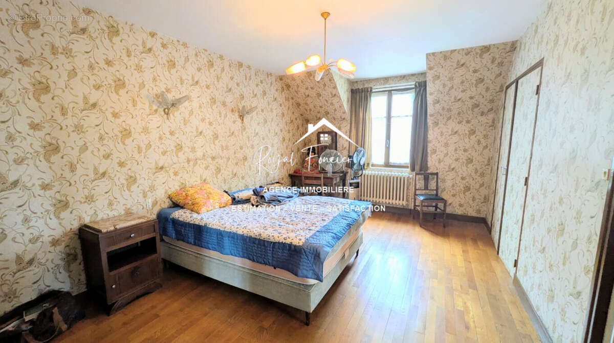 Chambre avec placards  - Maison à NOYANT-DE-TOURAINE